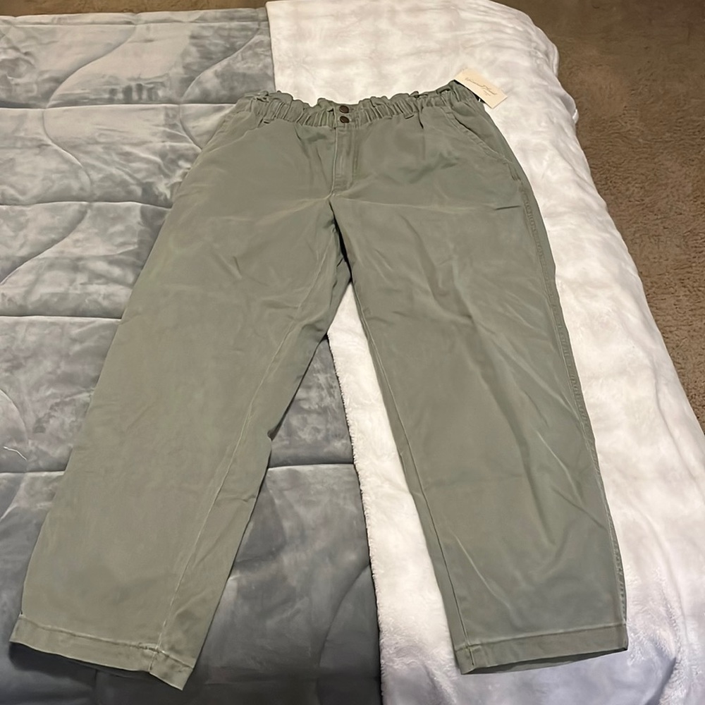 Green universal thread cinched waist pants